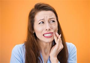 طبيبة تكشف العلاقة بين وجود خلل في الأسنان والصداع