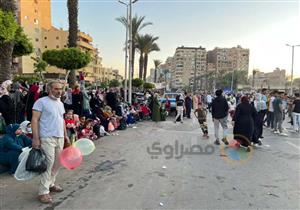 بالصور.. مظاهر الاحتفال بالعيد وسط فرحة الأطفال بمحيط مسجد عمرو بن العاص