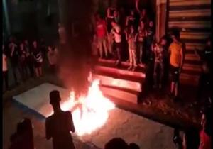 صور.. شباب الدقهلية يشعلون النار في العلم الإسرائيلي