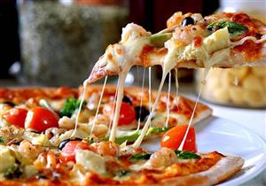أبرزها البيتزا.. 5 أطعمة تسبب سرطان القولون والمستقيم