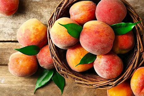 ماذا يحدث عند تناول الخوخ قبل النوم؟
