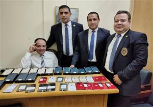 ضبط 73 هاتفها محمولا على جسد سودانيتين بمطار القاهرة