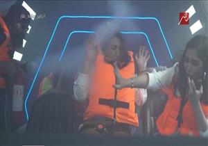 رامز جلال يخيف أسماء لمنور بأسطوانة "إطفاء الحريق".. لتقفز في حمام السباحة