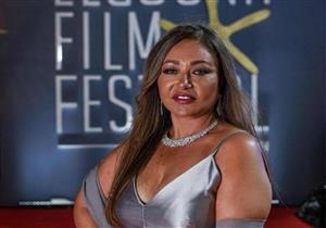 ليلى علوي ترقص على أغنية "يا أنا يا لأ" في حفل عمرو دياب (فيديو)