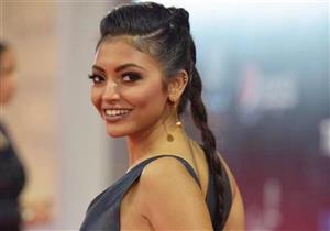 بفستان أصفر.. مي الغيطي تتألق في اليوم الخامس بالجونة