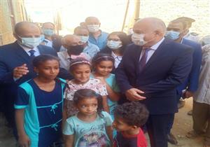 طلبت التقاط صورة مع أولادها.. محافظ قنا يستجيب لطلب سيدة في "الوقف"