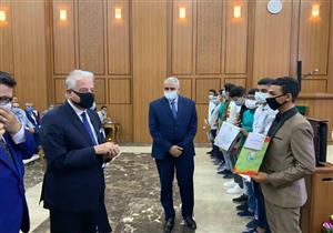 بالصور.. محافظ جنوب سيناء يكرم أوائل الشهادة الإعدادية