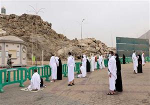 الحج في زمن كورونا: آلاف الحجاج يصعدون جبل عرفة وسط قيود مشددة