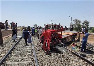 قنا| اللقطات الأولى لموقع تصادم قطار بسيارة نصف نقل