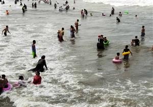 رياح شديدة وأمواج مرتفعة.. شواطئ بورسعيد كاملة العدد (فيديو وصور)