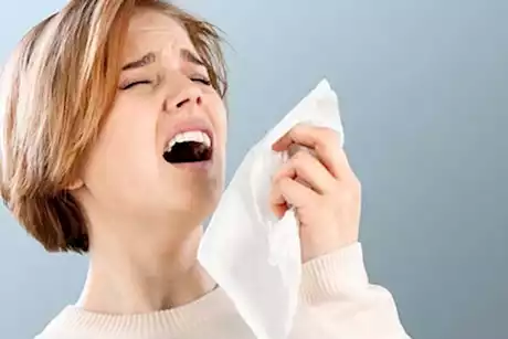 ما سبب نزول البول عند العطس بشدة؟.. وما العلاج لذلك؟