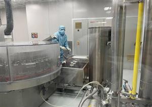 «الكونسلتو» داخل مصنع إنتاج لقاح كورونا.. 300 ألف جرعة يوميًا ووفد صيني للإشراف