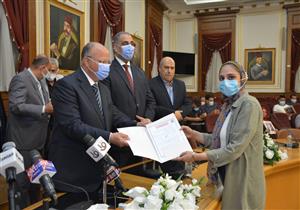 صور.. محافظ القاهرة يسلم عقود 25 عربة أطعمة متنقلة