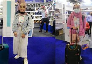 يرتحلون إلى المعرض.. زوار يحملون حقائب سفر "لأجل شيل الكتب" 