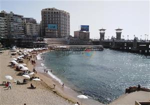 الشقة تصل لـ2000 جنيه في الليلة.. رحلات اليوم الواحد تنعش شواطئ الإسكندرية - فيديو