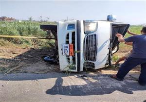 إصابة 13 شخصًا في انقلاب ميكروباص بالبحيرة 