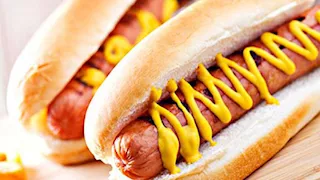 كيف يؤثر تناول المشروبات الغازية والهوت دوج على صحتك؟