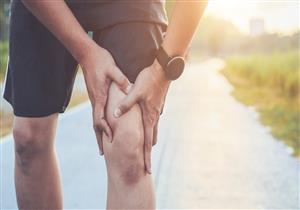 9 أسباب مختلفة لألم الركبة المفاجئ.. متى يشير لمشكلة خطيرة؟