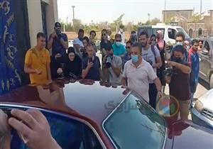 بالصور| وصول إلهام شاهين لمسجد المشير للمشاركة في جنازة دلال عبدالعزيز