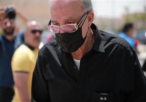 بالصور| وصول حسام شقيق الفنان سمير غانم لجنازة دلال عبدالعزيز