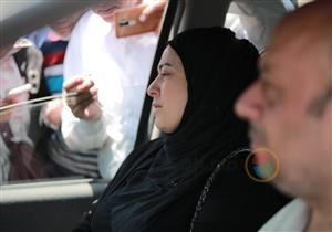 بالفيديو| بدء صلاة الجنازة على دلال عبدالعزيز.. حمل نعشها حسن الرداد ورامي رضوان