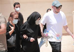   بالصور| تأثر ميرفت أمين في جنازة صديقتها دلال عبد العزيز