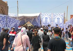 بالفيديو - رامي رضوان ينفعل ويلقي بهاتف شخص يصور قبر دلال عبدالعزيز