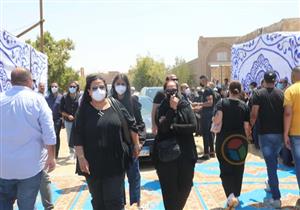 بكاء إيمي ودنيا سمير غانم في جنازة والدتهما دلال عبدالعزيز