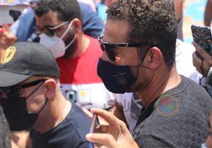 بالصور| عمرو سعد يحمل نعش دلال عبد العزيز