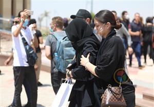 انفعال أحمد زاهر أثناء جنازة دلال عبدالعزيز