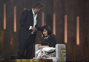 بالصور| إسعاد يونس تنفي ارتداء "باروكة".. وأمير كرارة يشد شعرها في "سهرانين"