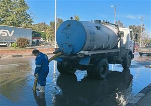 "طوارئ" في السويس بسبب مياه الأمطار.. وسيارات الكسح تنتشر في الشوارع - صور