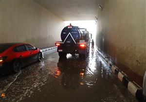  لليوم الثاني.. سيارات شفط مياه الأمطار في شوارع أسيوط - صور