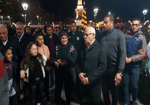 بالصور.. محافظ بورسعيد يحتفل مع المواطنين في "ساحة مصر" برأس السنة