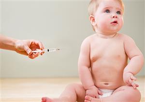 التخلُّف عن تطعيمات الأطفال الإجبارية.. كيف تتصرف الأم؟