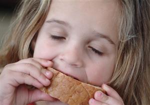 طفلة تتناول الخبز فقط بسبب مرض نفسي غريب