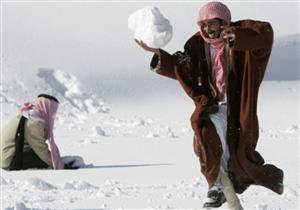 تجمد ثوبه من شدة البرودة.. مزارع سعودي يوثق لحظات البرد القارس (فيديو)