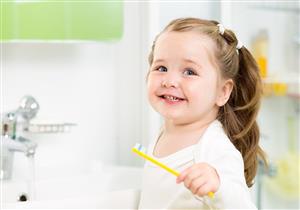 متى يجب غسل الأسنان للأطفال؟.. إليك الطريقة الصحيحة