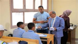 مكافأة وتابلت.. رئيس "مياه الشرب بالإسكندرية" يتفقد المدرسة الثانوية الفنية - صور 