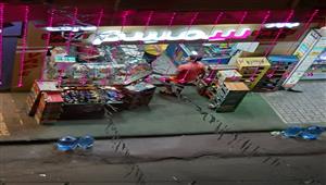 أهالي وسط الإسكندرية يتضررون من انتهاك الطريق: "المحال شغالة لـ1 بالليل" - صور