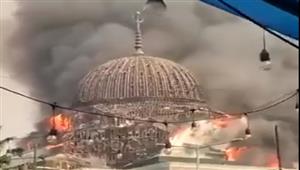 انهيار قبة ضخمة لمسجد في إندونيسيا جراء حريق نشب فيه (فيديو)