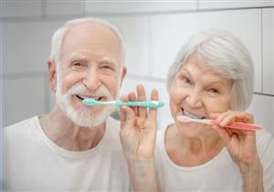 ماذا يفعل كبار السن للحفاظ على صحة أسنانهم؟