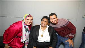 بالصور| يغني جالسا على كرسي.. أحدث ظهور للنجم أحمد عدوية بصحبة نجله محمد بساقية الصاوي