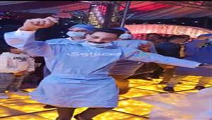 بملابس غرفة العمليات.. ممرضون يزفون زميلهم في كفر الشيخ - فيديو وصور