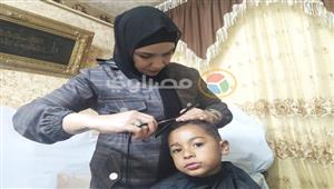أول حلاقة رجالي ببورسعيد: "بحلق للأطفال بس واشتغلت في قهوة شعبي"- فيديو وصور 