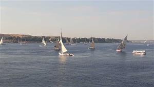 فيديو.. المراكب الشراعية تبحر في نيل أسوان