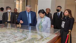 رمز التعاون بين البلدين.. محافظ طوكيو تزور الجامعة المصرية اليابانية - صور 