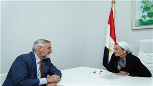 وزيرة البيئة تلتقي حاكم ولاية إنديانا الأمريكية لبحث سبل التعاون المشترك