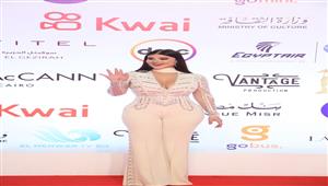 هدى الإتربي بإطلالة جريئة في افتتاح مهرجان القاهرة السينمائي
