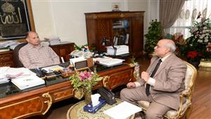 محافظ أسيوط: وصول 2750 "تختة مدرسية" من الأبنية التعليمية لتوزيعها على المدارس  